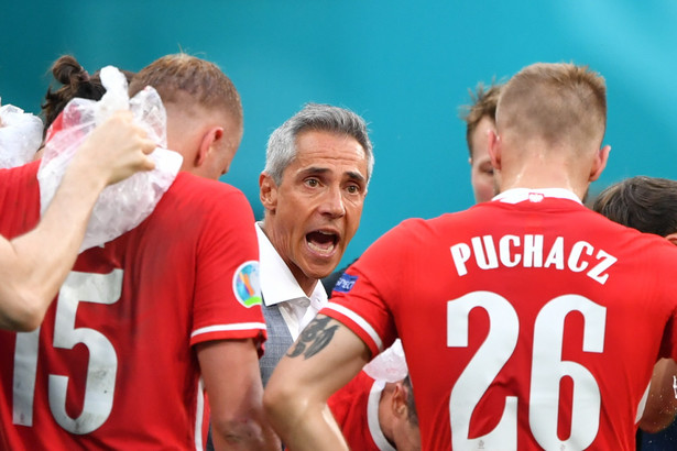 Trener reprezentacji Polski Paulo Sousa (C) podczas meczu grupy E ze Szwecją