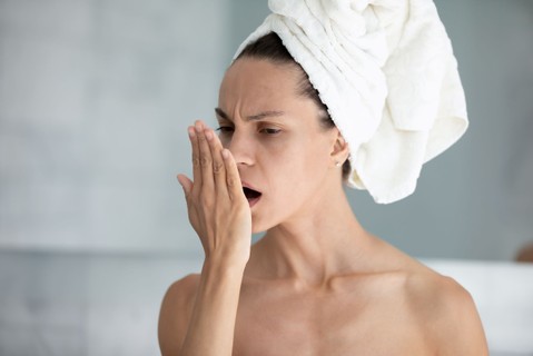 Kiderült, miért ébredünk borzalmas ízzel a szánkban – fogorvos mondta el az okát