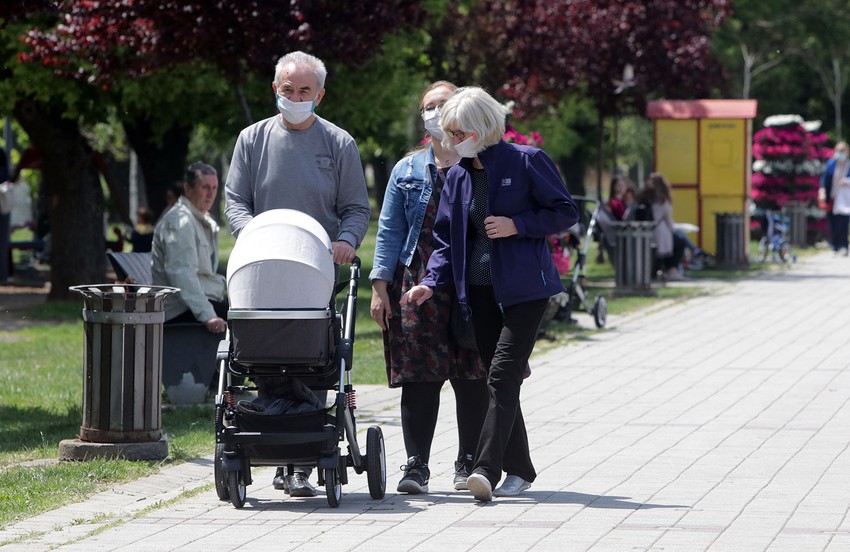 Nije zabranjeno da bake i deke borave sa unucima, ali nije ni zabranjeno?