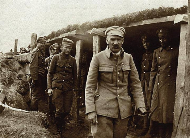 Józef Piłsudski w okopach na Wołyniu w 1916 roku. Źródło: Wacław Lipiński 'Walka zbrojna o niepodległość Polski 1864-1918", Warszawa 1935