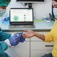 Milyen tünettel menjek be haladéktalanul a covid osztályra? Vakcinainfó - Az orvos válaszol