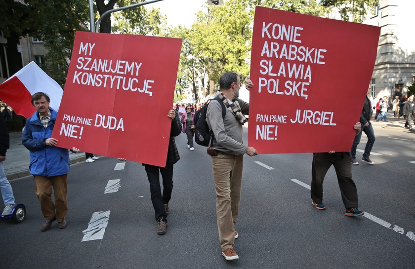 Ostre słowa Michnika podczas marszu KOD: trzeba odsunąć rząd od władzy