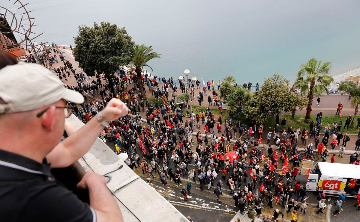 Protestujący biorą udział w corocznym marszu pierwszomajowym w Nicei