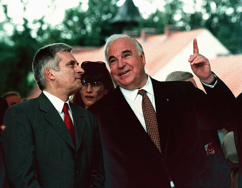 Helmut Kohl z ówczesnym premierem Jerzym Buzkiem