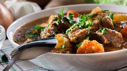 kolagenowy gulasz wołowy.  pełnia smaku i zdrowia w klasycznym daniu