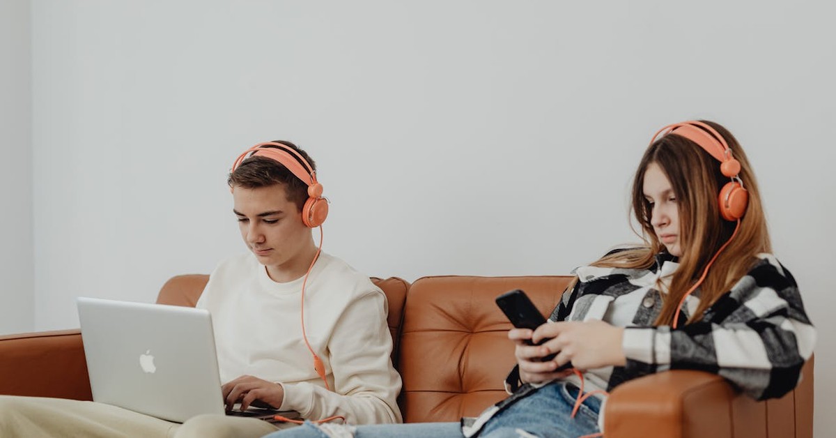 Ekspert ostrzega przed nowym niebezpiecznym trendem internetowym, gwałtownie doprowadza do zaburzeń psychicznych u nastolatków. Każdy rodzic powinien go poznać