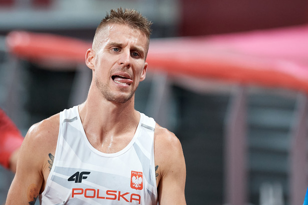 Marcin Lewandowski podczas biegu półfinałowego na 1500 m podczas IO w Tokio