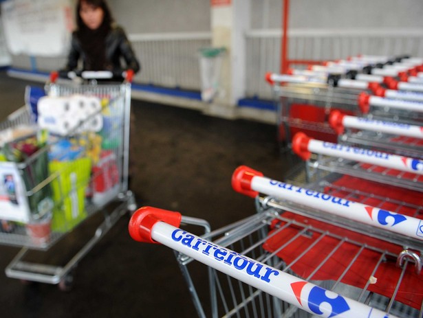 Jeśli Carrefour utrzyma przyjętą strategię rozwoju, a więc będzie otwierał jeden hipermarket, kilka supermarketów oraz 80-100 małych sklepów każdego roku, stanie się poważnym zagrożeniem dla lidera rynku - Biedronki.