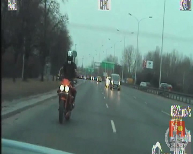 Zobacz szalony wyczyn motocyklisty w mieście. Pod nosem policji