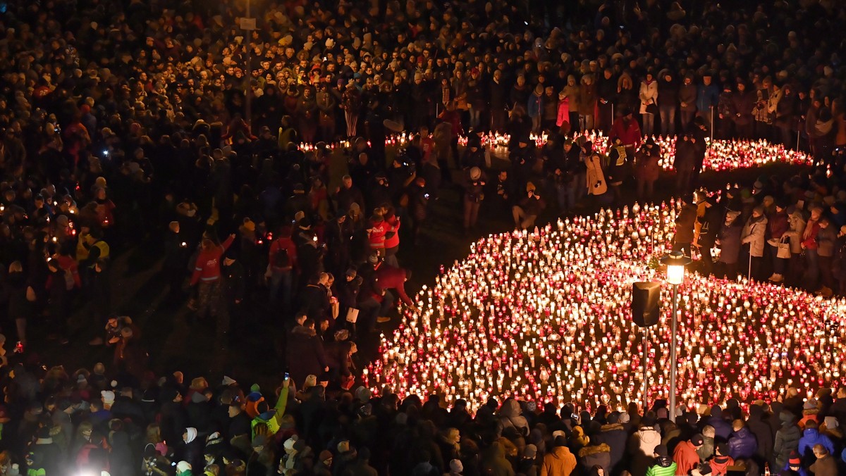 Pomorski Komitet Obrony Demokracji ma pomysł co zrobić z tysiącami zniczy ustawionymi przez gdańszczan na Placu Solidarności po śmierci Pawła Adamowicza. Zostaną z nich wykonane serduszka, które będą sprzedawane na kolejnym finale Wielkiej Orkiestry Świątecznej Pomocy.