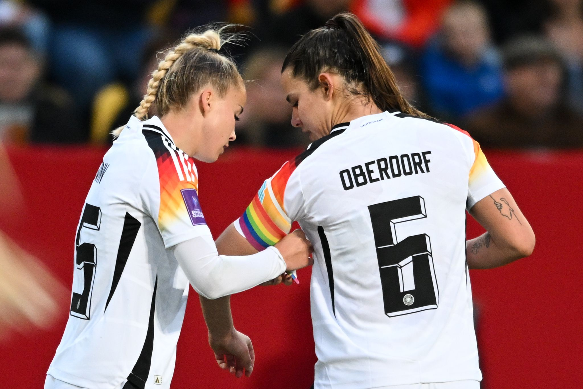 Regenbogenbinde ist zurück: Kapitänin Giulia Gwinn trägt sie bei Fußball-EM