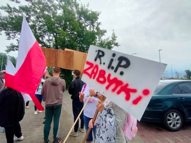 Protesty i radość. Skrajne emocje na otwarciu tunelu