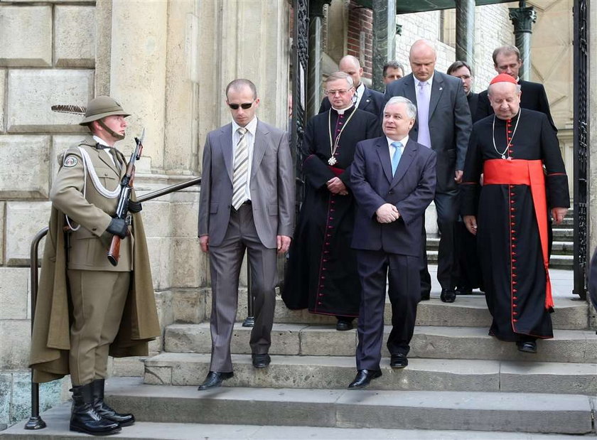 Prezydent i kardynał przy krypcie marszałka