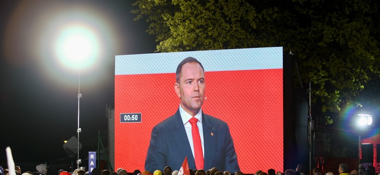 Nawrocki wręczył Trzaskowskiemu tęczową flagę. Zaskakująca reakcja