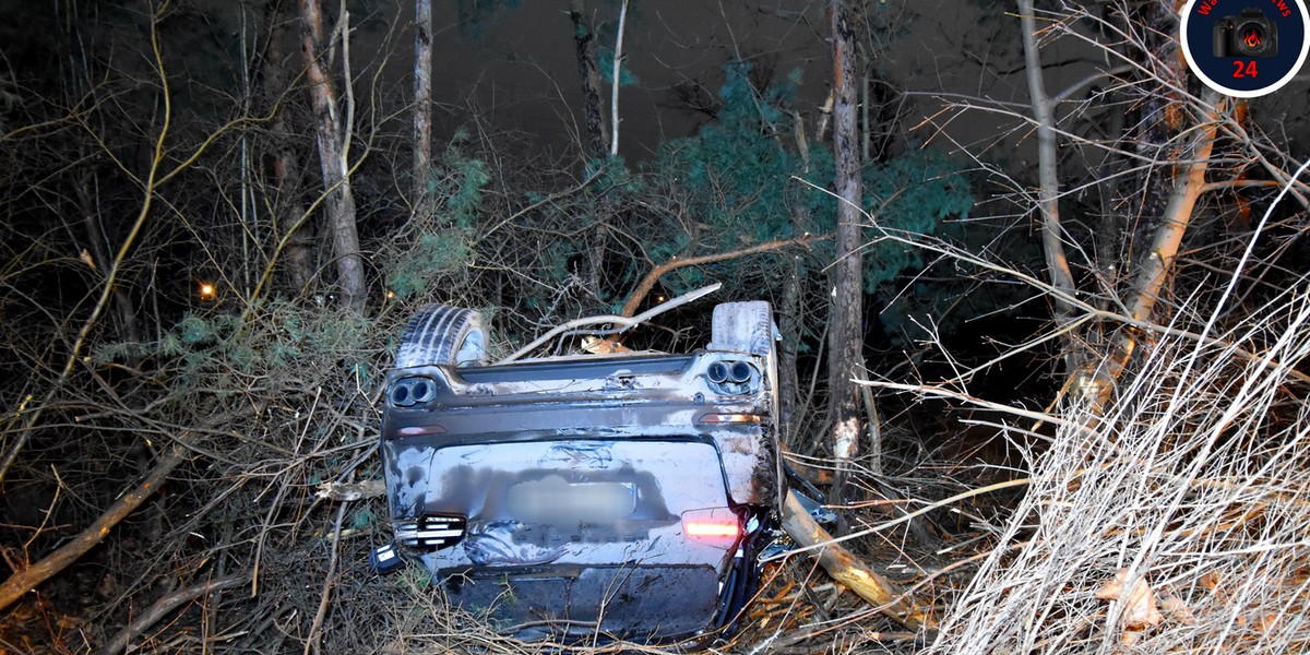 Fala wypadków w Warszawie. Dachowanie porsche, ranna kobieta w ciąży