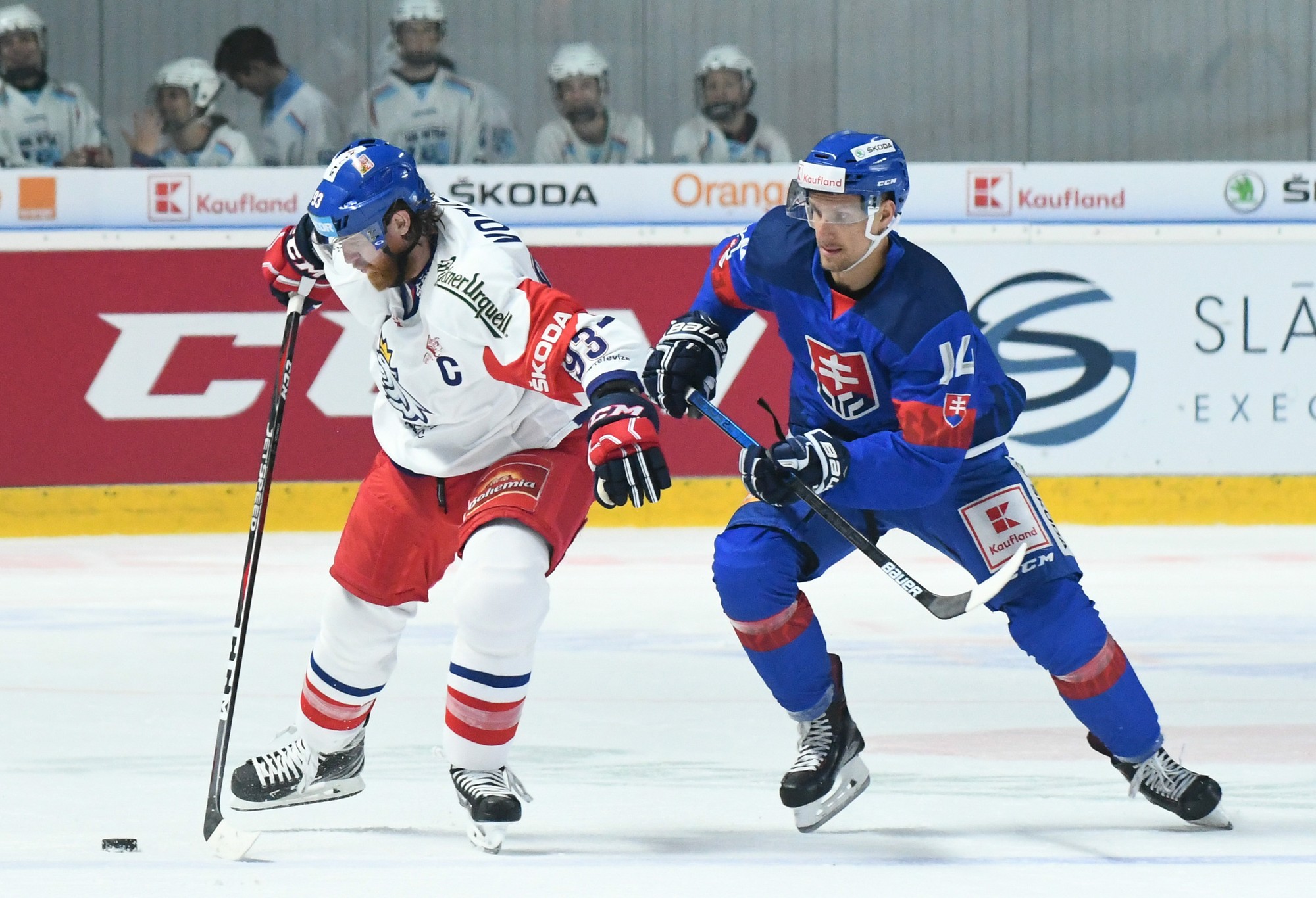 Na snímke Jakub Voráček a Richard Pánik.
