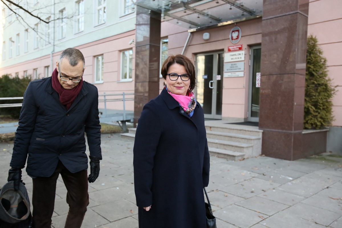 Tłumaczka Magdalena Fitas-Dukaczewska i mecenas Mikołaj Pietrzak (po przesłuchaniu w Prokuraturze Krajowej w Warszawie.