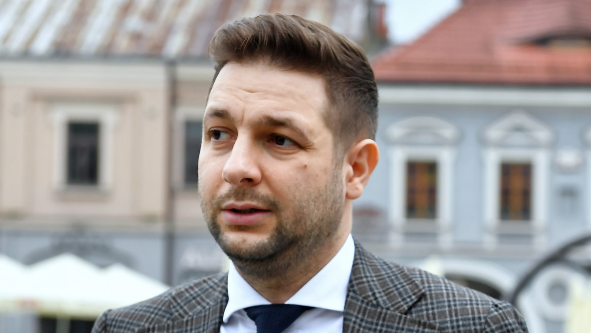 Proces zostanie wytoczony po zakończeniu postępowania karnego - poinformował eurodeputowany PiS. "PO już może zaczynać na swoich chłopaków »zbiórkę«" - napisał na Twitterze. Jaki dodał, że złożył już zawiadomienie do prokuratury ws. finansowania SokuzBuraka, co zapowiadał w zeszłym tygodniu.