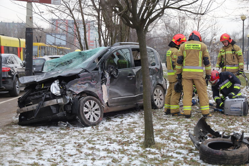 Auto zakleszczone między tramwajami