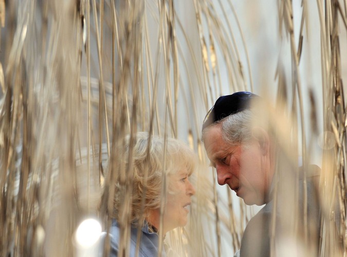 Książę Karol rozmawia z małżonką Camillą w ogrodzie synagogi w Budapeszcie 18 marca 2010. Para przybyła na Węgry z czterodniową wizytą
