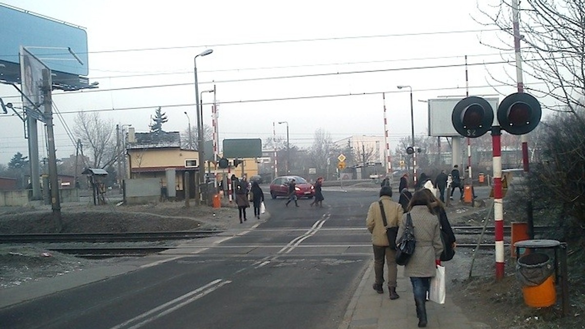 W sobotę 25 października autobusy linii nr 49, 75, 79, 611, 614 oraz 701 wracają na stałe trasy. Ma to związek z tym, że wykonawca prac na ulicy Opolskiej potwierdził termin zakończenie prac (a jednocześnie przywrócenie ruchu dwukierunkowego w rejonie pętli).