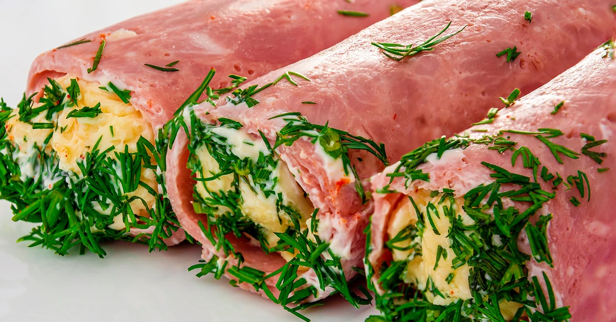 Roladki z szynki w galarecie - idealna przekąska na andrzejki. W PRL to był symbol luksusu