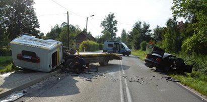 Pędził bmw i zderzył się z lawetą. 5 osób trafiło do szpitala, kierowca nie przeżył