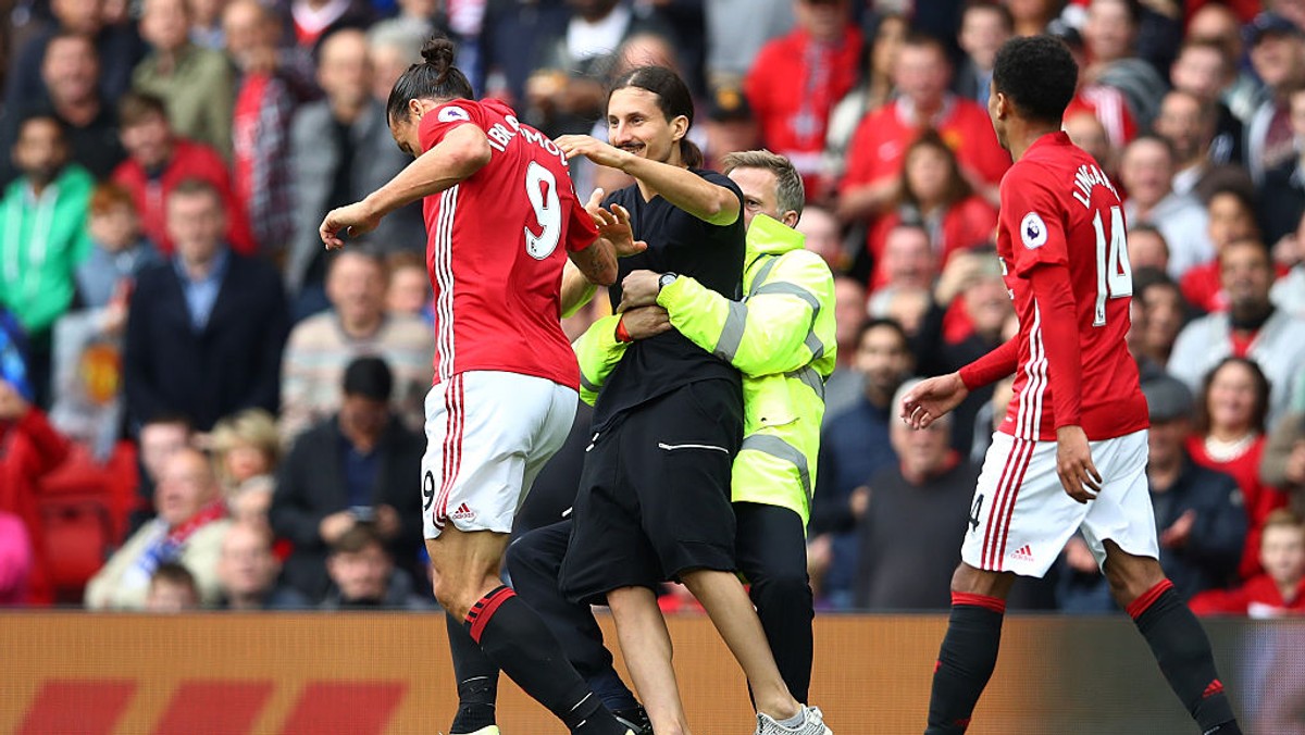 W meczu Premier League pomiędzy Manchesterem United a Leciester City na murawie pojawił się niespodziewany gość. Po jednej z bramek dla Czerwonych Diabłów na boisko wbiegł sobowtór Zlatana Ibrahimovicia.