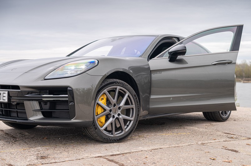 Gdy otworzymy drzwi, Panamera podnosi się w mgnieniu oka, by ułatwić wsiadanie i wysiadanie