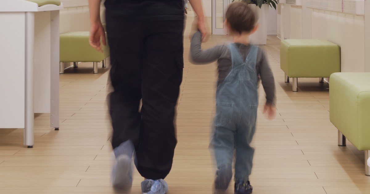 „Co to?! Co wyszło z mojego dziecka?!”. Odrobacza dzieci wybielaczem [ŚLEDZTWO]