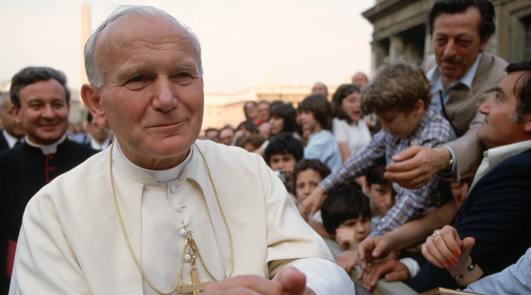 II. János Pál pápa a római Szent Péter téren a hívek tömegében 1978-ban  Getty Images