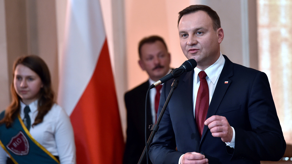 Polityka historyczna powinna być skierowana przede wszystkim do ludzi młodych - uważa prezydent Andrzej Duda, który dzisiaj w Krakowie odsłonił tablicę poświęconą Janowi Szembekowi, wybitnemu polskiemu dyplomacie.