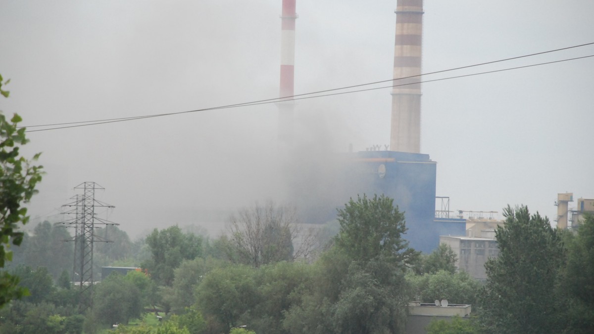 W Warszawie płonie elektrociepłownia Siekierki. Nad miejscem widać unoszące się kłęby dymu. Jak informuje portal tvnwarszawa.pl zapalił się zbiornik z olejem. Lekkich poparzeń doznali strażak oraz pracownik; drugi strażak biorący udział w akcji uległ podtruciu.