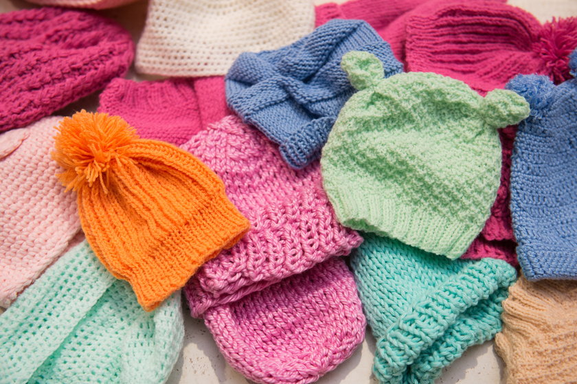 Seniorzy zrobili 60 czapeczek dla noworodków