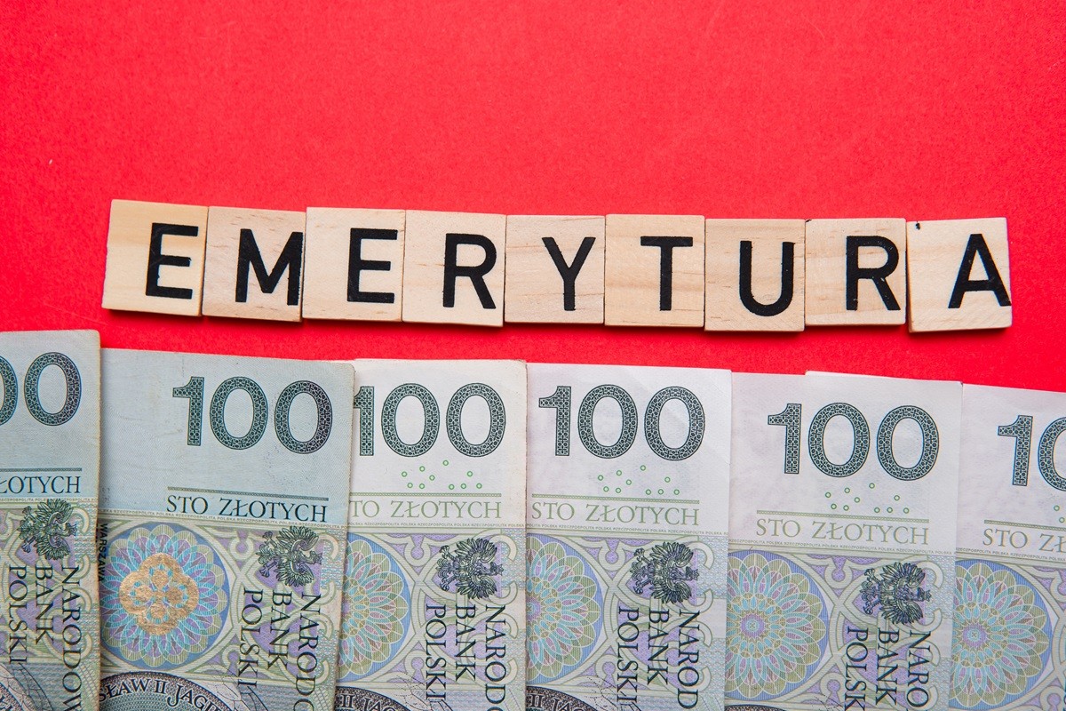 Aby otrzymać minimalną emeryturę, nie wystarczy samo osiągnięcie wieku emerytalnego. Decydujący wpływ na wysokość świadczenia ma również długość okresu składkowego.