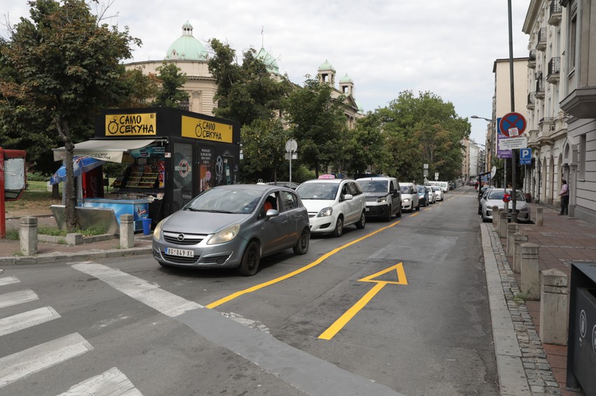 Puna žuta linija u Kosovskoj ulici