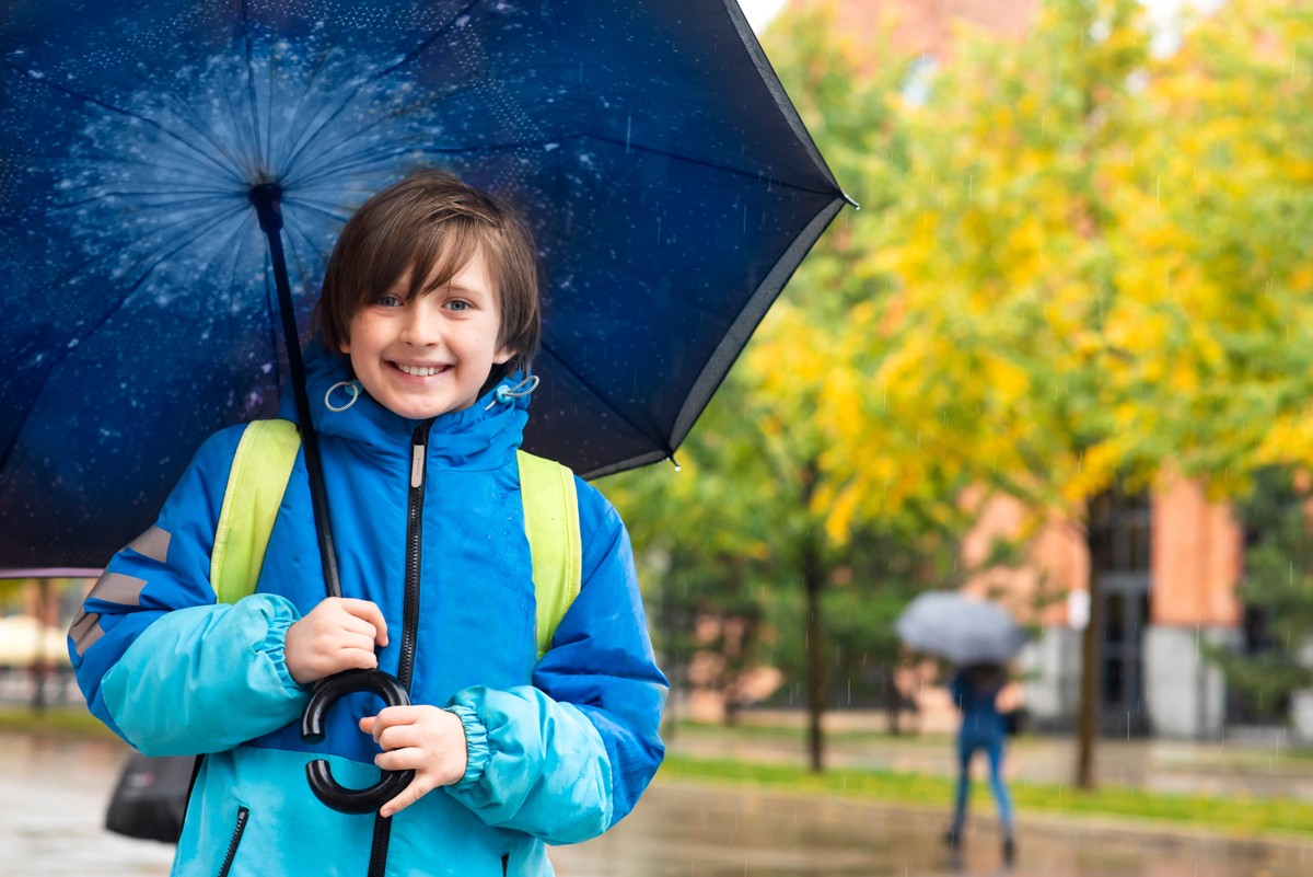 dziecko, uczeń, jesień, parasol, pogoda, wiatr, deszcz
