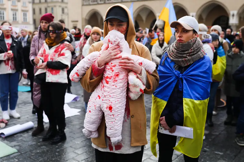 Protest Ukraińców i Ukrainek na starówce w Krakowie