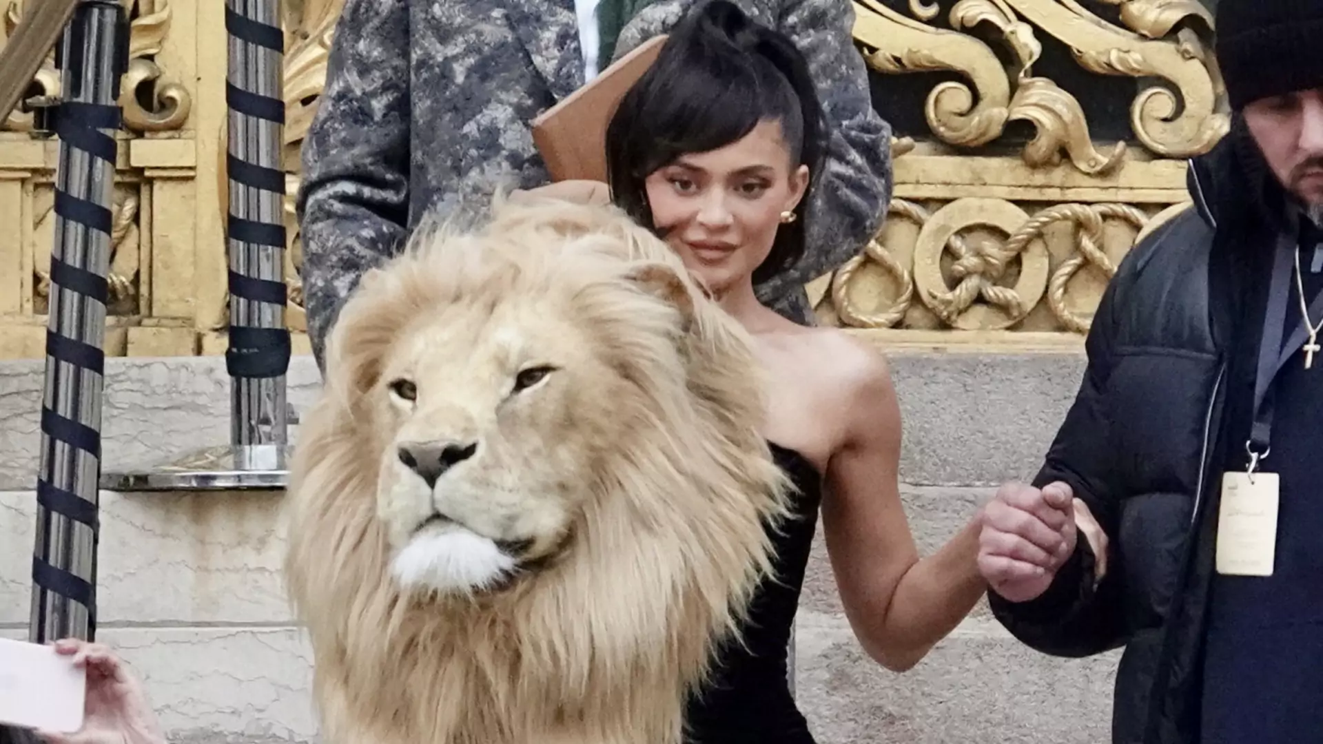 Internauci oburzeni suknią Kylie Jenner z głową lwa. "Gloryfikowanie polowań na zwierzęta"