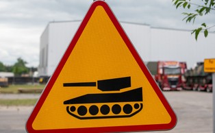 Rosja wysyła na front coraz starsze czołgi. Niektóre mają więcej lat niż Putin