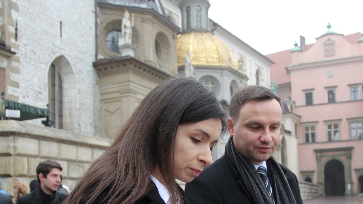 - Chciałabym się dowiedzieć prawdy, jak chyba wszystkie rodziny. Wciąż nie bardzo wiemy, co tam, w Smoleńsku, się tak naprawdę stało. Naprawdę nie chcemy wiele - prawda wystarczy. Jest potrzebna nam wszystkim - powiedziała Marta Kaczyńska po złożeniu kwiatów na Wawelu. - Trzy lata minęły, ale tak naprawdę ból jest podobny do tego, który był na początku - dodała.