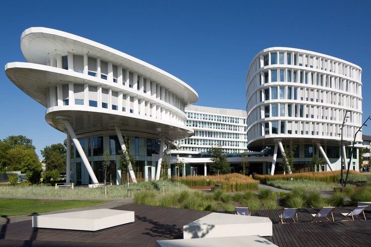 Nieopodal Business Garden znajdują się przystanki sześciu linii autobusowych. Autobus przyjeżdża tu co 2 minuty.