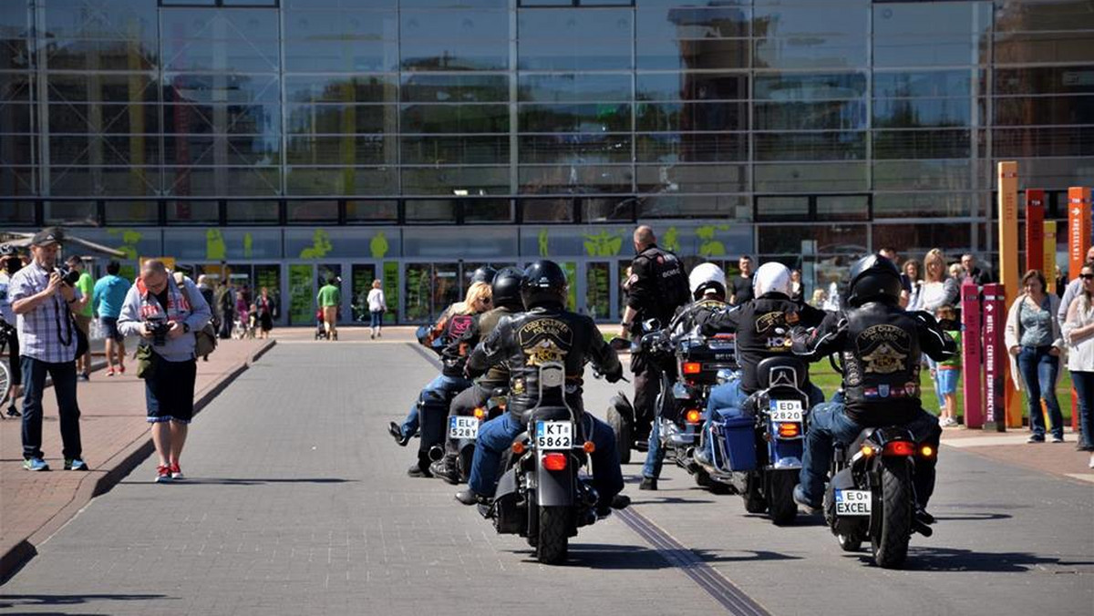 Motocykliści od południa okupują rynek Włókniarek Łódzkich w centrum handlowym. Obecni są, zresztą, w większości miast Polski, bo akcja jest ogólnopolska. "Motoserce" to cykliczna ogólnopolska zbiórki krwi, głównie dla najmłodszych pacjentów.