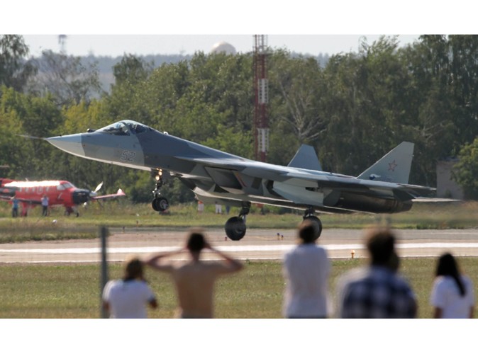 Niewidzialny rosyjski mysliwiec Suchoj T-50 podczas pierwszego dnia pokazów na lotnisku Żukowski