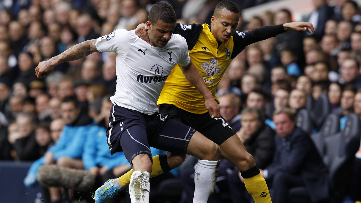 Obrońca reprezentacji Anglii, Kyle Walker, podpisał nową umowę z Tottenhamem Hotspur - poinformowała oficjalna witryna klubu. Kontrakt 21-latka został przedłużony do końca czerwca 2017 roku.