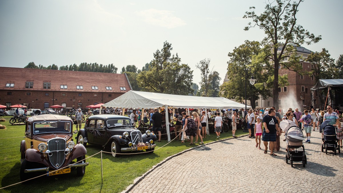 W weekend na Zamku Topacz w miejscowości Ślęza niedaleko Wrocławia odbędzie się szósty Zlot Pojazdów Zabytkowych MotoClassic Wrocław 2016. To jedna z największych tego typu imprez w kraju, która od lat cieszy się niezwykłą popularnością wśród mieszkańców. Już dziś kultowe samochody przejadą przez Wrocław.