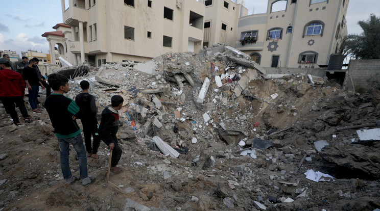 Izraeli légitámadásban lerombolt házak romjai a Gázai övezet középső részén fekvő Nuszeirat menekülttáborban 2023. december 24-én. A palesztin egészségügyi minisztérium szerint legkevesebb 20 ezer palesztin és 1300 izraeli halt meg a Gázai övezetben az október 7. óta tartó háborúban.MTI/EPA/Mohamed Szaber