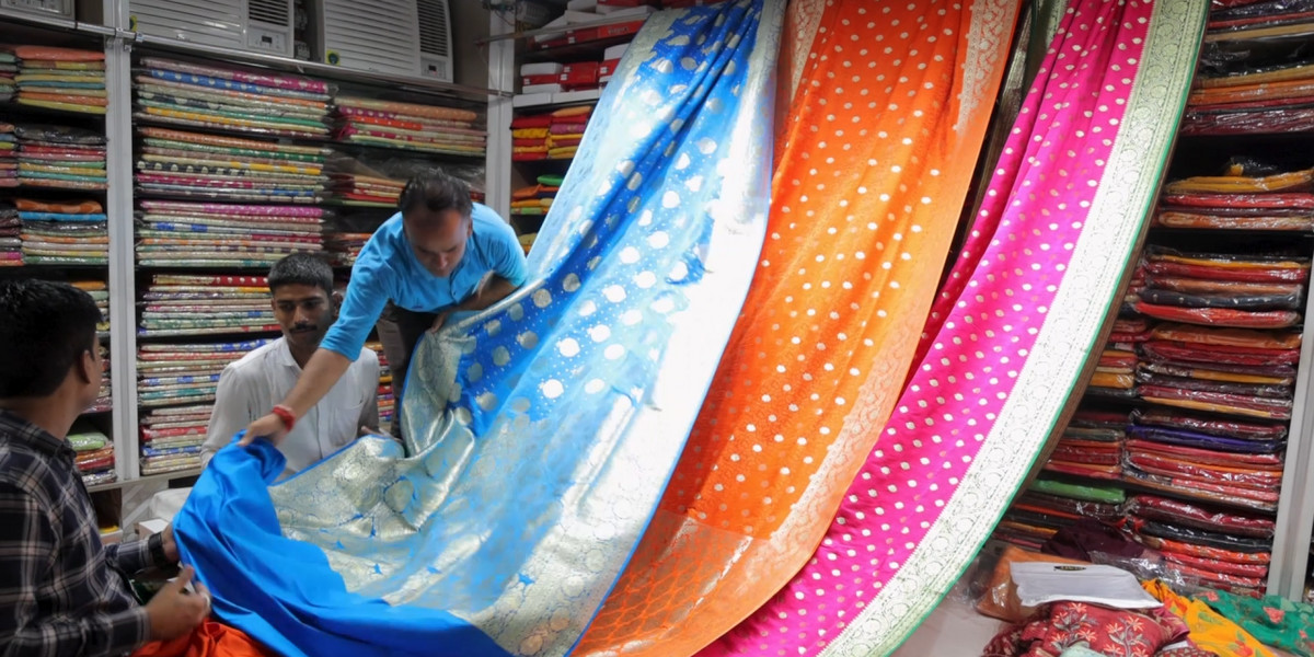 Tradycyjnie tkane sari błyszczą się inaczej niż te zrobione na krośnie elektrycznym.