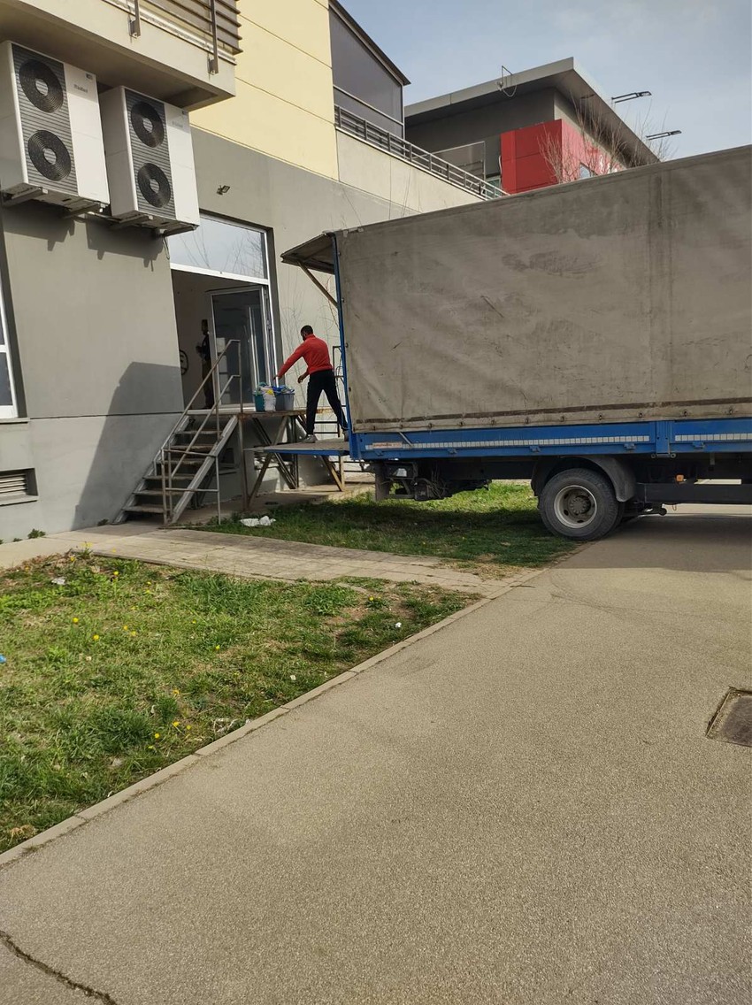 Radnici pakuju sve u kamion i odlaze