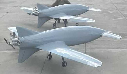 Ukraiński dron uderzeniowy UJ-26 Bober. Maszyna napędzana jest umieszczonym za usterzeniem silnikiem ze śmigłem pchającym. Ma masę 150 kg i przenosi głowicę ważącą około 20 kg na odległość do 1000 km. Koszt egzemplarza wynosi około 100 tys. USD.
